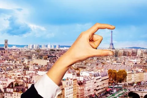 Hand hold between fingers Eifel tower in Paris Fotos Stock