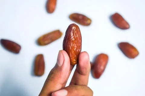 Hand hold date fruit on isolated  white background Foto stock