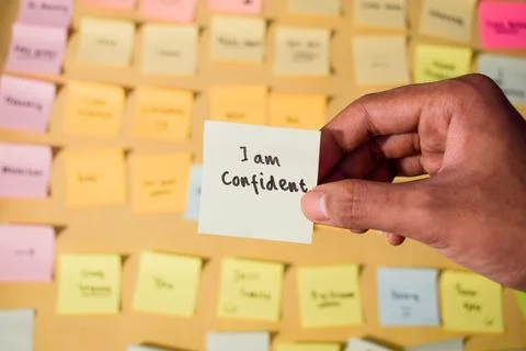 Hand hold sticky notes with words I am confident. Motivational words for Foto stock