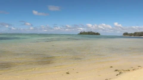 Hand hold still view look out to Taakoka island lagoon horizon from Muri beach w Stock Footage 245442672
