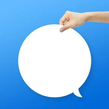 Hand hold white bubble quote chat on blue background Foto stock