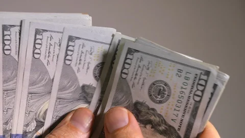 Hand holding up and counting US 100-dollar bills Vídeo Stock 105171612