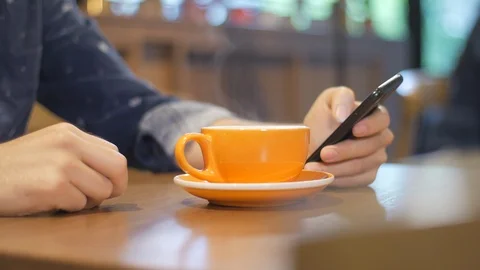 Hand holding and using smart phone while drinking coffee Vídeo Stock 101077446