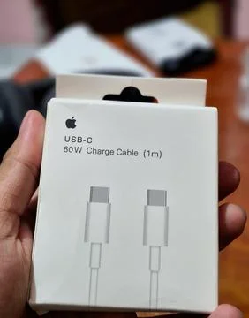 Hand Holding Apple USB-C 60W Charge Cable Retail Packaging Box Close Up 库存照片
