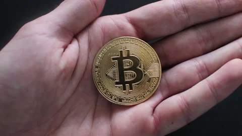 Hand holding a Bitcoin cryptocurrency Vidéo 328286278