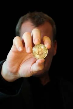 HAND HOLDING BITCOIN 库存照片