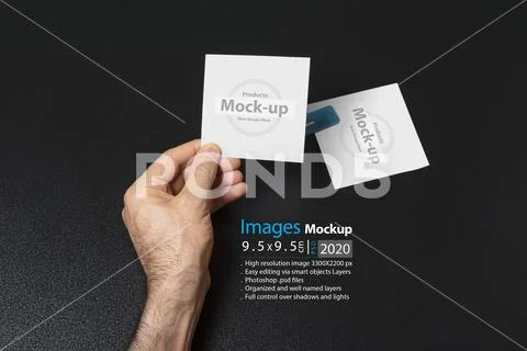 Hand holding a blank note paper or image frame on dark background mock-up ser PSD-Vorlage