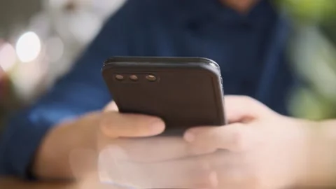 A hand holding a cell phone Vidéo 157871730