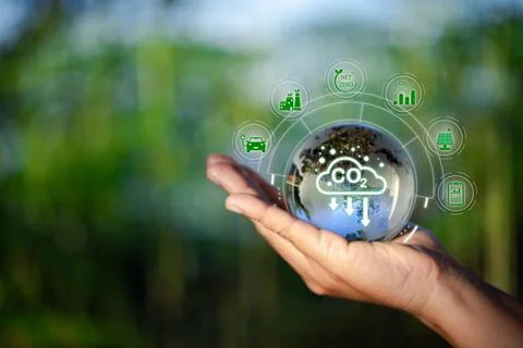 Hand holding CO2 reducing icon with virtual world for decrease carbon dioxi.. 스톡 사진