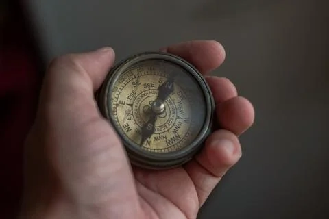 Hand Holding Compass Stockfoto's