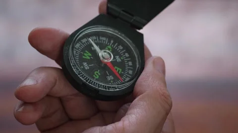 Hand Holding a Compass Pointing North East Vídeos de archivo 311263378