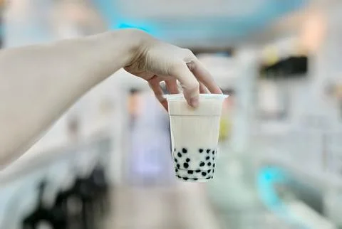 Hand Holding a Cup of Bubble Tea Stock-Fotos