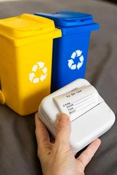 Hand Holding Device with To-Do List and Recycling Bins Foto stock