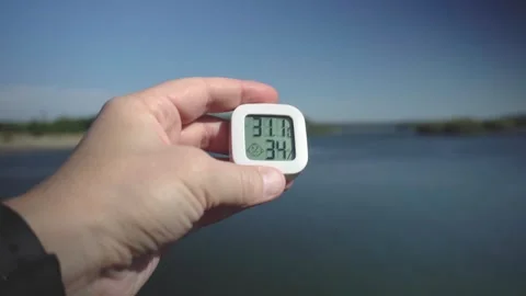 Hand Holding Digital Thermometer Showing 31.1C During Summer Heat Wave Vídeos de archivo 344687053