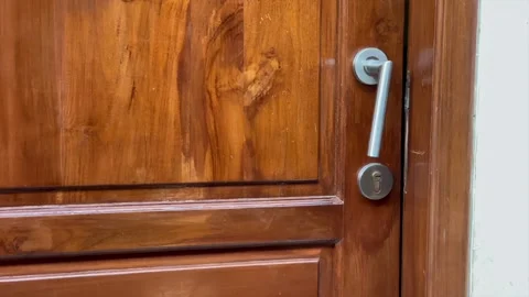 Hand holding a door handle to open the door Vídeo Stock 339526473