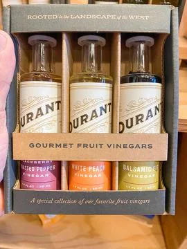 A hand holding a gift box of Durant gourmet fruit vinegars - August 08, 202.. Foto stock
