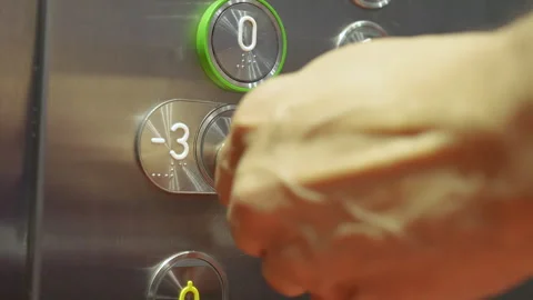 Hand holding a key to unlock elevator Vidéo 287473412