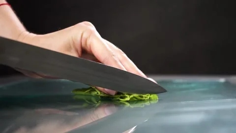 A hand holding a knife Vídeos de archivo 133646755