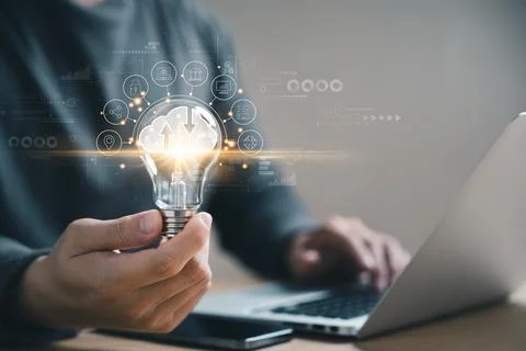 Hand holding Light bulb, Cloud Computer technology and storage online for c.. 스톡 사진