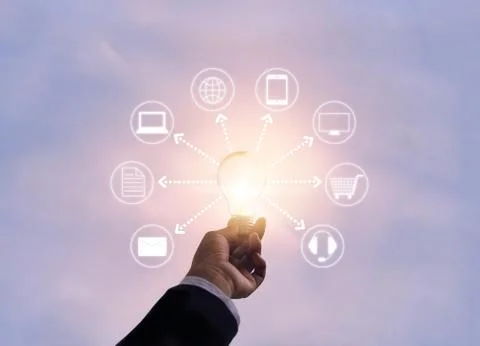 Hand holding light bulb network connection, Omni Channel or Multi channel 库存照片