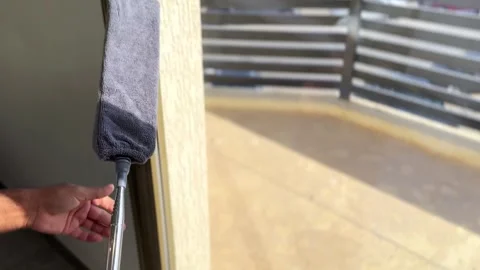 Hand Holding Microfiber Mop for Window or Balcony Cleaning Vidéo 313116833