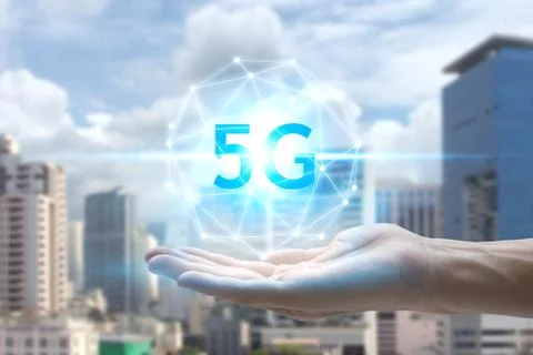Hand holding network using 5G technology with virtual screen on the city back 스톡 사진