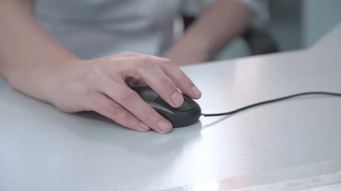 Hand holding an old computer mouse Vidéo 104843614