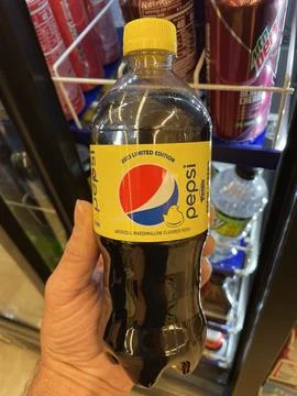 Hand holding Pepsi cola Easter Peeps candy flavored limited edition Foto stock