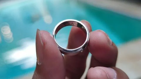 The hand holding the ring 写真素材