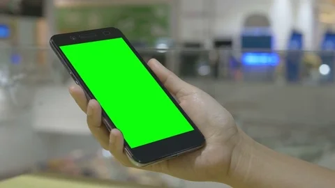 Hand holding smartphone green screen Видео 76143128