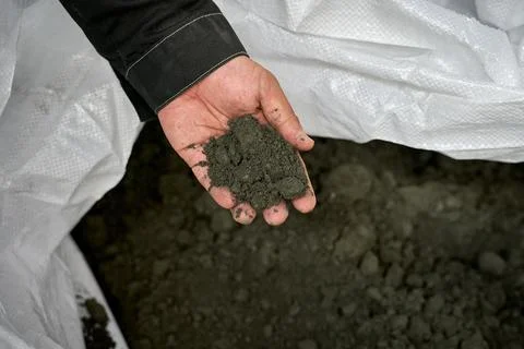 Hand Holding Soil Sample - Construction Agriculture Stock-Fotos