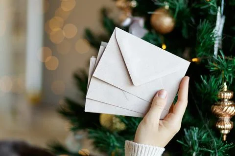 Hand holding stack of craft paper envelopes for christmas greeting card Foto stock