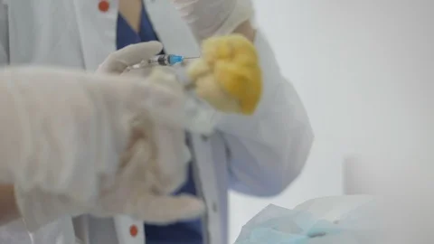 Hand holding syringe prepare for injection in operating room Video stock 106669367