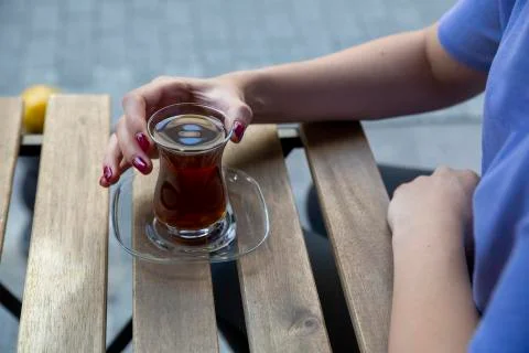 Hand holding tea Stock-Fotos
