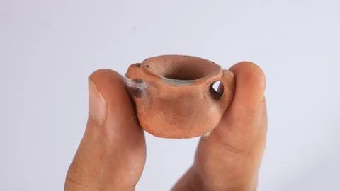 Hand holding tiny clay pot Stock-Fotos