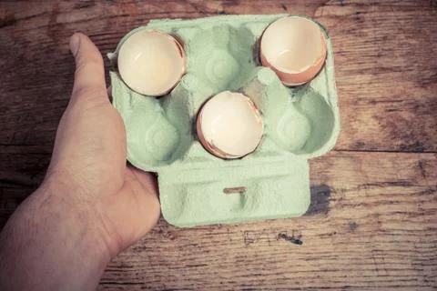 Hand holding a tray of egg shells Stock-Fotos