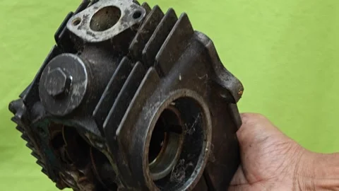 Hand Holding used Motorcycle Engine Cylinder Block 库存影片 333953444