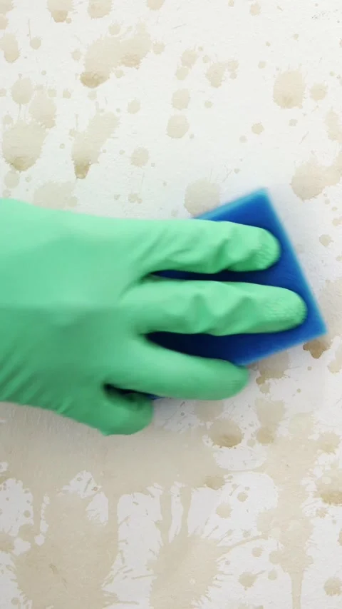 Hand holds a rag and washes coffee Stock-Footage 334716561
