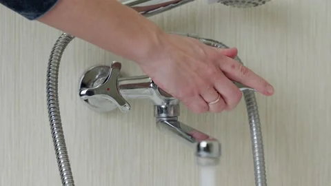 The hand includes a water tap, in the bathroom Vídeo Stock 149739041