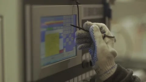 Hand of industrial operator uses computer screen in factory in slow motion Vídeo Stock 152006049