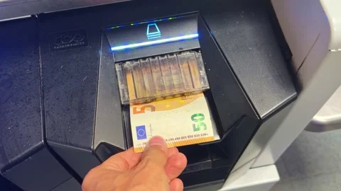 Hand inserting 50 euro banknote into self-checkout machine Видео 335958583