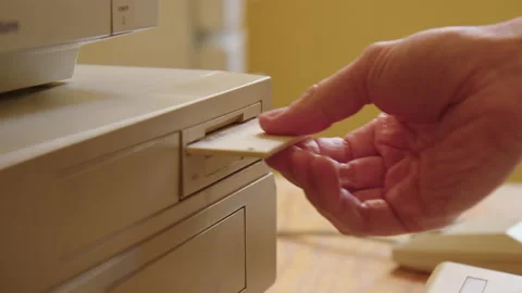 Hand inserting and ejecting Floppy Disk into vintage Commodore Amiga 2000 PC 스톡 동영상 171066648