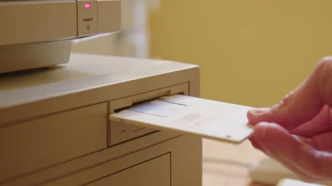 Hand inserting and ejecting Floppy Disk into vintage Commodore Amiga 2000 PC 스톡 동영상 171407546