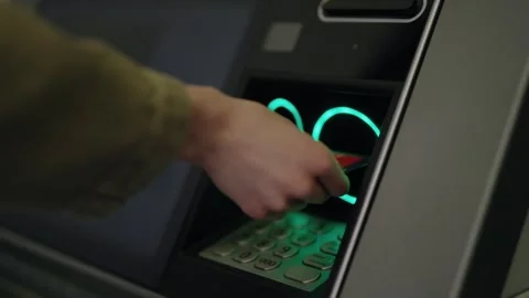 Hand inserting a credit card into an atm machine Video stock 345518993