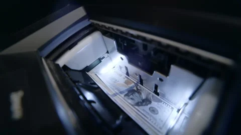 Hand inserting dollar bills into atm deposit slot Vidéo 336710639
