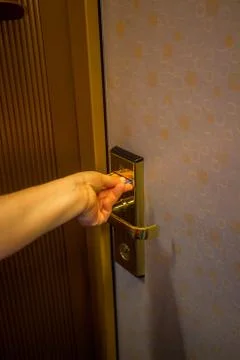 Hand inserting a key card into a hotel room electronic door security lock to Foto stock