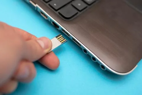 Hand inserting USB flash drive into computer laptop. Stock-Fotos