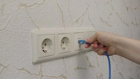 Hand inserts internet cable patch cord in ethernet socket, digital communic.. 库存影片 249384098