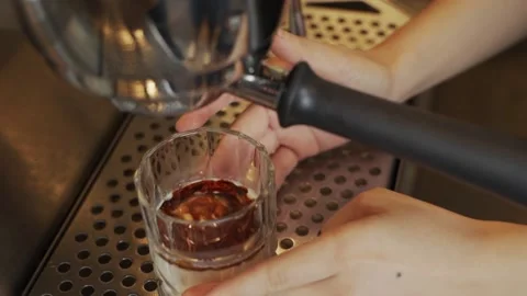 Hand install filter espresso handle to automatic machine. dirty coffee making in Vídeos de archivo 159401631