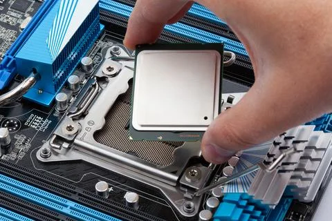 Hand Installing CPU Processor in Motherboard Socket for Computer Upgrade Foto stock